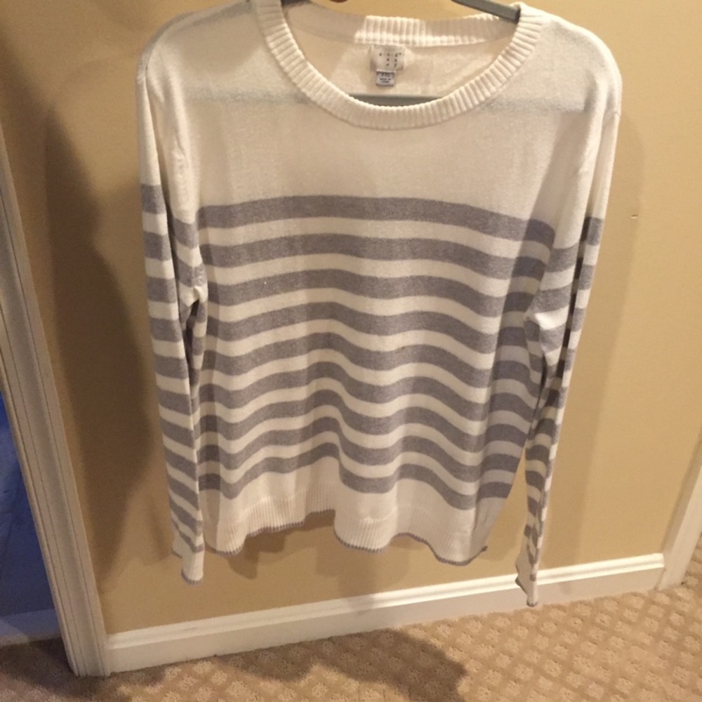 Gray+white stripped sweater